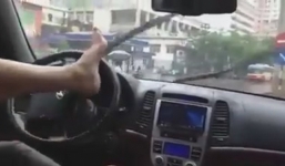 Tài xế biểu diễn lái ô tô bằng chân: Chưa đủ chế tài để xử lý